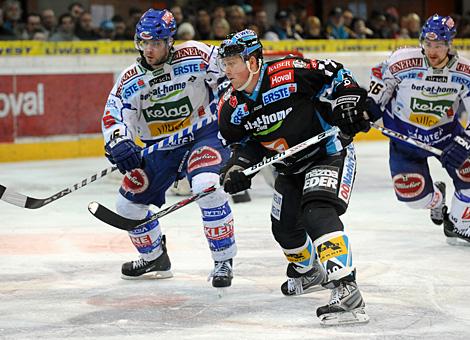 #19 Rob Shearer, Stuermer, Liwest Black Wings Linz, Torschuetze zum 1 zu 0, im Hintergrund der Villacher #16 Dan Cavanaugh, Stuermer, VSV.