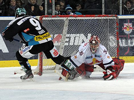 Danny Irmen, Linz und Marty Turco, Salzburg, EC Red Bull Salzburg vs. EHC Liwest Black Wings Linz 