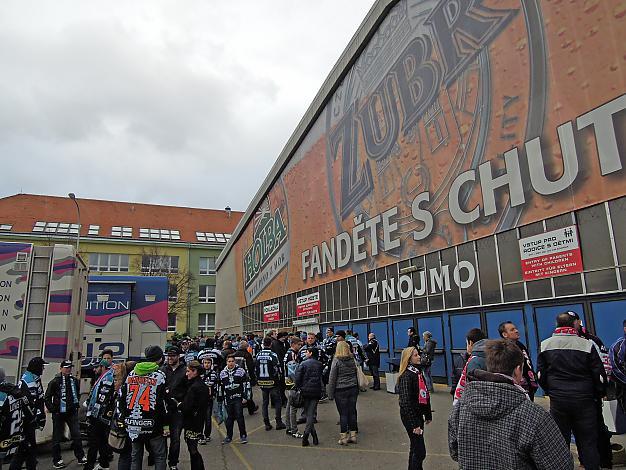 Die Linzer Fans vor der Eishalle, HC Orli Znojmo vs. EHC Liwest Black Wings Linz 5. Viertelfinale, Play-Off