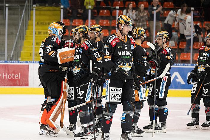 Die Steinbach Black Wings Linz feiert den Heimsieg  Steinbach Black Wings Linz vs Migross Supermercati Asiago Hockey 1935, 14. Runde ICE Hockey League, Steinbach Black Wings Linz, Linz AG Eisarena 