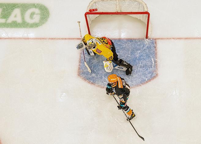 Andrew Kozek (Steinbach Black Wings 1992) vor Tormann Bernhard Starkbaum (spusu Vienna Capitals) Black Wings Linz vs Spusu Vienna Capitals, Eishockey, Bet at Home ICE Hockey League