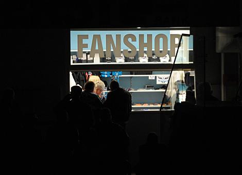 Fanshop in der keine Sorgen Eisarena Linz der Liwest Black Wings Linz