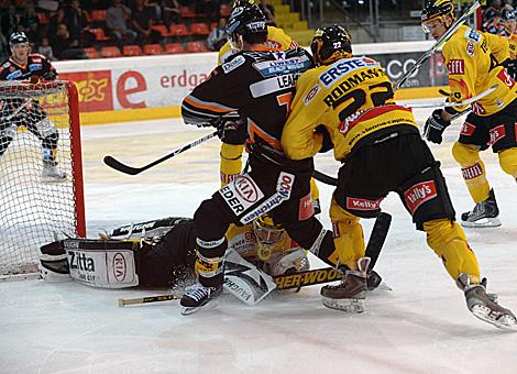 Pat Leahy Liwest Black Wings Linz vor dem Tor der Capitals, gehuetet von Frederic Cassivi.