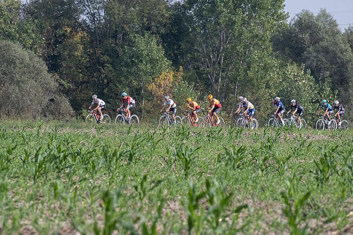 Das Peleton in Piazzola sul Brenta, mit Weltmeister Gianni Vermeersch (BEL, Alpecin-Deceunink), Serenissima Gravel, Porto Barricata - Piazzola sul Brenta, Veneto, ITA 190,9 km