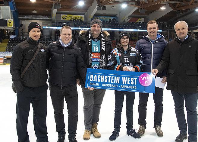 Im Bild: Gewinner des Nachwuchsgewinnspiels mit Robert Lukas (EHC Liwest Black Wings Linz),  Eishockey,  EHC Liwest Black Wings Linz vs HC TWK Innsbruck