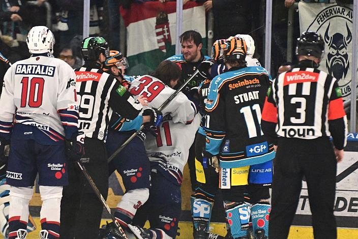 Greg Moro (Steinbach Black Wings Linz) im Fight mit Trevor Cheek (Hydro Fehervar AV 19) und Chris Brown (Hydro Fehervar AV 19),  Win2Day ICE Hockey League,  Steinbach Black Wings Linz vs Tiwag Innsbruck - Hydro Fehervar AV 19