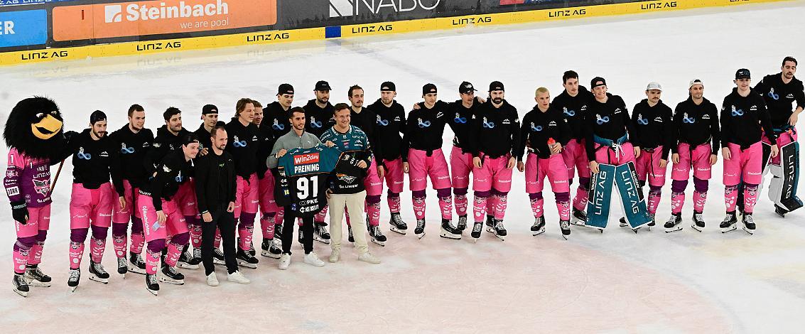 Das Team der Steinbach Black Wings Linz mit DTM Meister 2026 Thomas Preining, ICE, Steinbach Black Wings Linz vs HC Tiwag Innsbruck - Die Haie Linz, AG Eisarena 