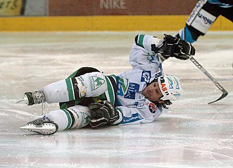 #12 Todd Elik, Stuermer, HDD Olimpija Ljubljana nach dem Check von Brad Purdie am Eis.