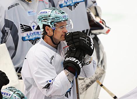 Curtis Murphy lauscht den Anleitungen des Trainers, Liwest Black Wings Linz