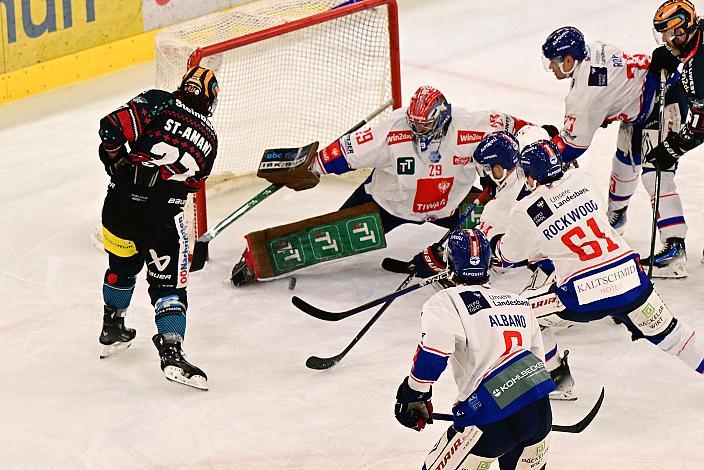 Shawn St.Amant (Steinbach Black Wings Linz) vor Tormann Evan Buitenhuis (HC Tiwag Innsbruck - Die Haie) Weihnachtsspiel, Steinbach Black Wings Linz vs HC TIWAG Innsbruck - Die Haie , Linz AG Eisarena