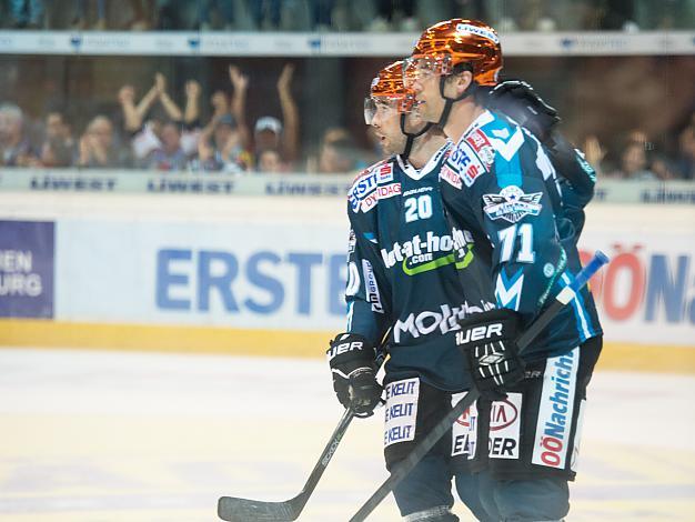 Pat Leahy und Brad Moran, Linz feiern das 2 zu 0, EHC Liwest Black Wings Linz vs Moser Medical Graz 99ers