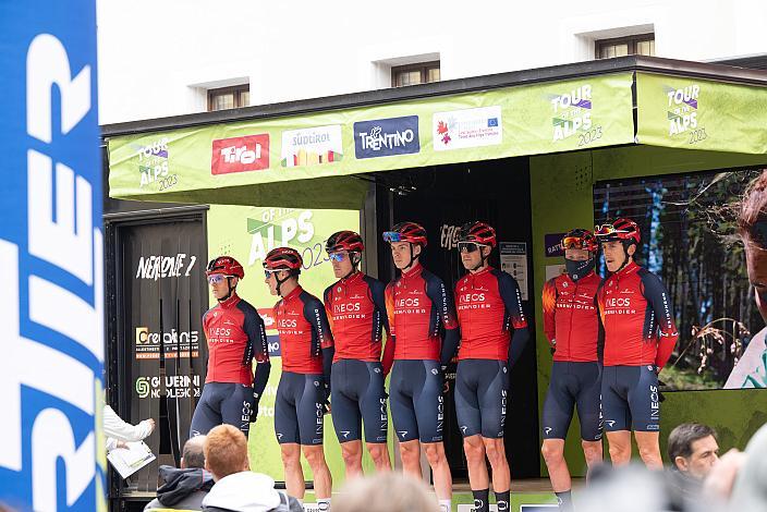 Team Ineos und Etappensieger Tao Geoghegan Hart (GBR, Ineos Grenadiers), 46. Tour of the Alps, 1. Etappe, Rattenberg - Alpbach 127,5km, Alpbach Tirol
