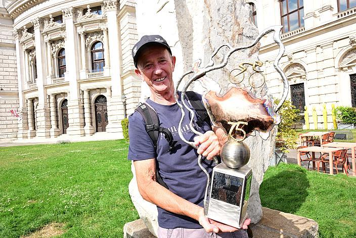 Papa Erwin Mühlberger mit der Lidl Tour of Austria Trophy 5. Etappe von Langenlois nach Wien, 109km, Tour of Austria