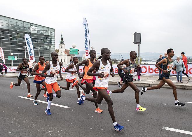 Die Marathonspitze auf der NibelungenbrÃ¼cke 14.04.2019 Leichtathletik Linz Marathon