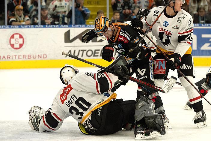 Tormann Alex Caffi (Bemer Pioneers Vorarlberg), Stefan Gaffal (Steinbach Black Wings Linz) Steinbach Black Wings Linz vs Pioneers Vorarlberg, 13. Runde ICE Hockey League, Steinbach Black Wings Linz, Linz AG Eisarena 