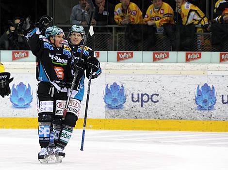Rob Hisey, feiert ein Tor, UPC Vienna Capitals vs EHC Liwest Black Wings, Play Off -Viertelfinale, Spiel 2