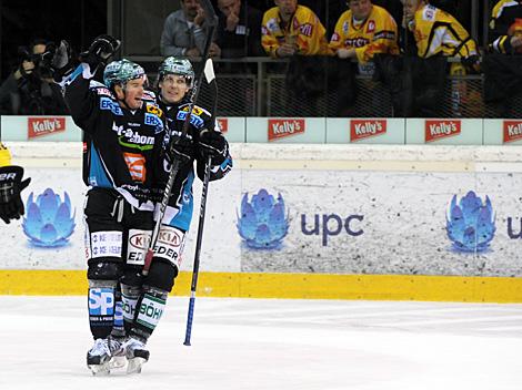 Rob Hisey, feiert ein Tor, UPC Vienna Capitals vs EHC Liwest Black Wings, Play Off -Viertelfinale, Spiel 2