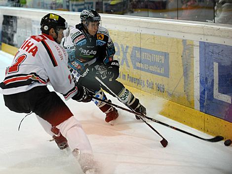 Robert Lukas, Linz an der Bande mit Vladimir Riha, Znojmo, EHC Liwest Black Wings Linz vs. HC Orli Znojmo