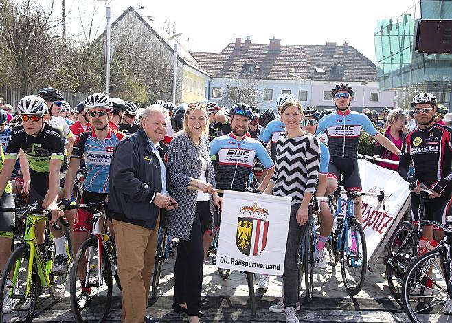 Start Amateuere mit Dir. Harald Mayer, (Ã–RV PrÃ¤sident), Helga Mitmasser (Tour - Direktorin), VizebÃ¼rgermeisterin Dr. Sabine Naderer-Jelinek, Leonding  59. Rad SaisonerÃ¶ffnungsrennen Leonding, Rad Bundesliga 2019