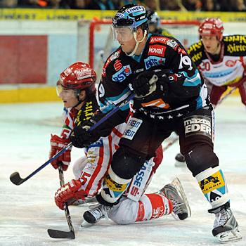 #19 Rob Shearer, Liwest Black Wings Linz, im Duell mit David Schuller, KAC.