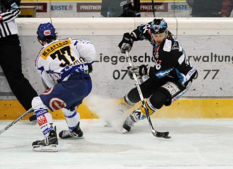 #46 Christoph Ibounig, Stuermer, Liwest Black Wings Linz, im Duell an der Bande.