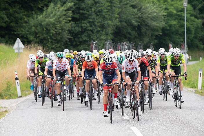 Das Feld bei Hühnergeschrei 46. Int. Keine Sorgen,  Junioren Rundfahrt UCI Kat. MJ 2.1, 2. Etappe Rohrbach - Rohrbach