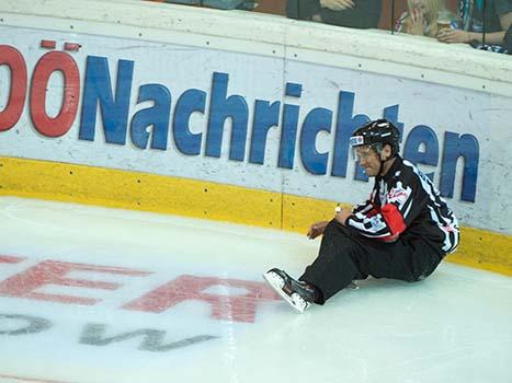Schiedsrichter sitzt am Eis