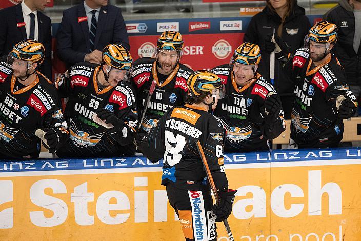 Niklas Bretschneider (Steinbach Black Wings Linz) an der Bande nach dem Tor  zum 3 zu 2, Steinbach Black Wings Linz vs Migross Supermercati Asiago Hockey 1935, 14. Runde ICE Hockey League, Steinbach Black Wings Linz, Linz AG Eisarena 