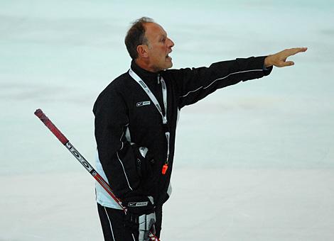 Jim Boni, Trainer, EHC Liwest Black Wings Linz gibt am Eis die Richtung vor.