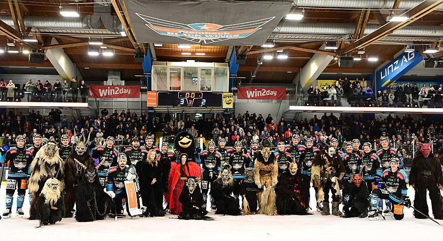 Das Team der Steinbach Black Wings Linz mit den Perchten der Urfahraner  Beisl Teufl, Win2Day ICE Hockey League,  Steinbach Black Wings Linz vs HC Pustertal Wölfe,  Linz AG Eisarena