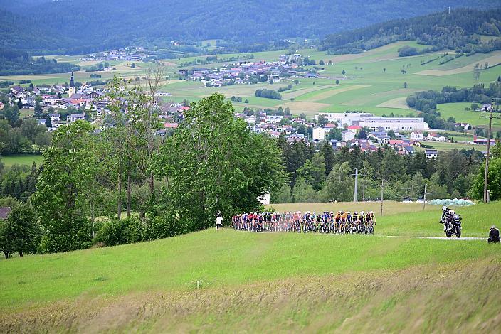 Das Peloton auf der 2. Etappe unterwegs von , Wels nach Aigen - Schlägl, 14. Int. Raiffeisen OÖ-Radrundfahrt UCI Kat. 2.2