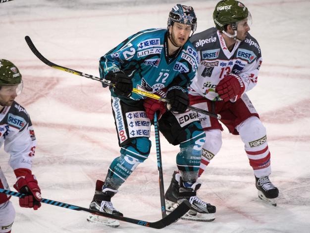 Kevin Moderer (EHC Liwest Black Wings Linz) und Travis Oleksuk (HCB Suedtirol Alperia)  EHC Liwest Black Wings Linz vs HCB Suedtirol Alperia 3. Viertelfinale