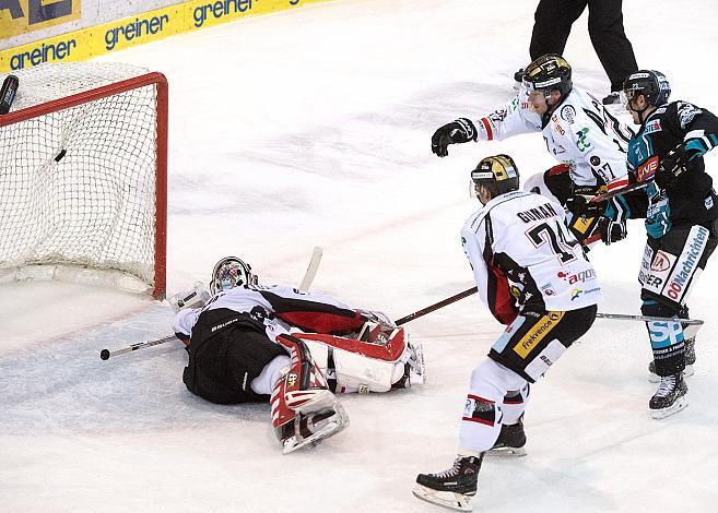 Fabio Hofer (EHC Liwest Black Wings Linz) scort gegen Tormann Marek Schwarz (HC Orli Znojmo) EHC Liwest Black Wings Linz vs HC Orli Znojmo