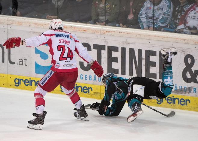 Gerd Kragl (EHC Liwest Black Wings Linz) und Steven Strong (EC KAC)  EHC Liwest Black Wings Linz vs EC KAC, Pick Round