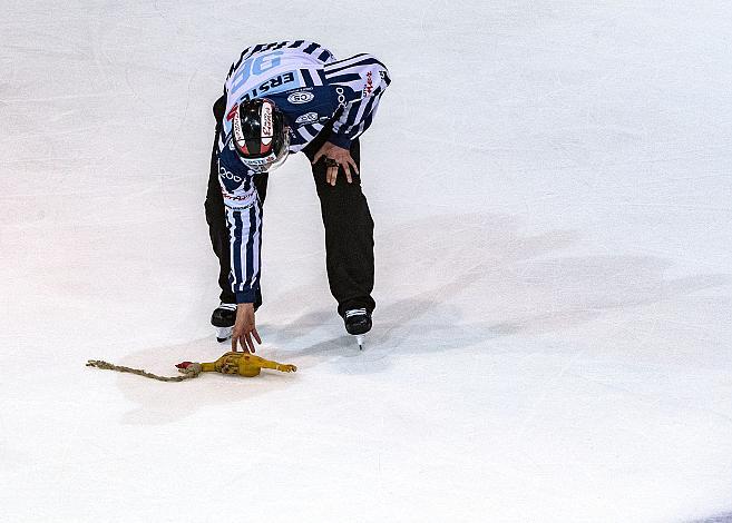 Im Bild: Linesman mit dem Gummihuhn, Eishockey, EHC Liwest Black Wings Linz vs HC Bozen