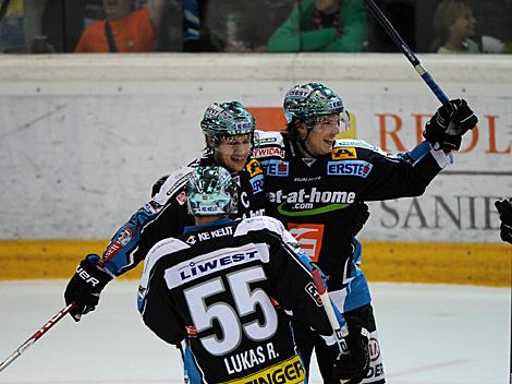 Philipp und Robert Lukas und Danny Irmen feiern, EHC Liwest Black Wings Linz vs. EC Red Bull Salzburg