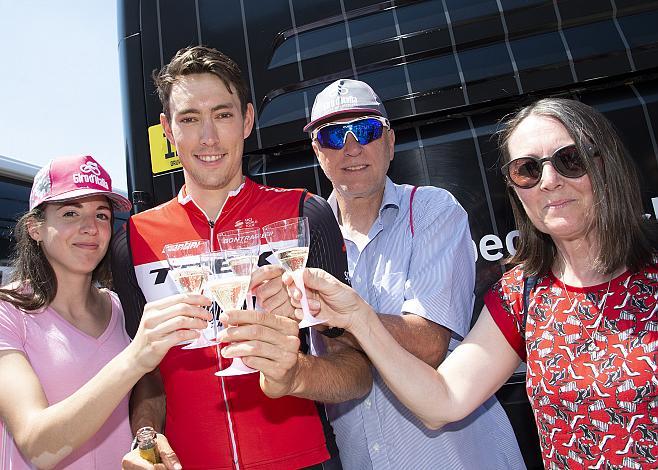 Die Familie empfÃ¤ngt Michael Gogl (AUT, Trek - Segafredo), Freundin Susi, Papa Bernhard Gogl und seine Mutter,  Giro, Giro d Italia, Radsport, 102. Giro d Italia - 21. Etappe Zeitfahren