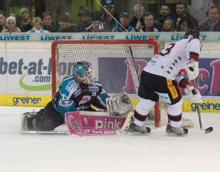 Tormann Michael Ouzas (EHC Liwest Black Wings Linz) und Colton Yellow Horn (HC Orli Znojmo), EHC Liwest Black Wings Linz vs HC Orli Znojmo