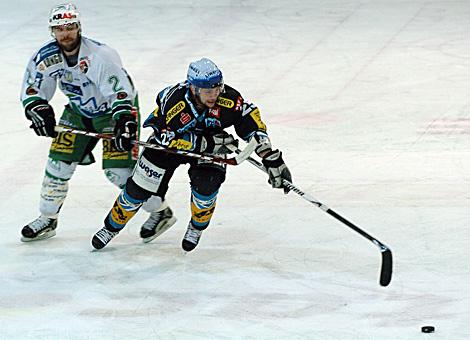 #25 Mark Szuecs, Stuermer, Liwest Black Wings Linz gehakt von der #2 Kevin Mitchell, HDD Olimpija Ljubljana.