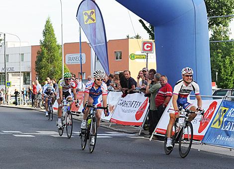 Das Sprintfinale in Traun es siegt der Tscheche 1. 72 BENCIK Petr CZE PSK PSK Whirlpool - Author 3:07:53
2. 142 HOFFMANN Erik NAM1 REG Team Bayern / Baier Landshut 3:07:53 + 0:00
3. 24 HOLLENSTEIN Reto SUI19850822 VBG Team Vorarlberg 3:07:53 + 0:00 