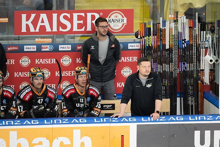 Logan Roe (Steinbach Black Wings Linz), Gerd Kragl (Steinbach Black Wings Linz) Steinbach Black Wings Linz vs Migross Supermercati Asiago Hockey 1935, 14. Runde ICE Hockey League, Steinbach Black Wings Linz, Linz AG Eisarena 