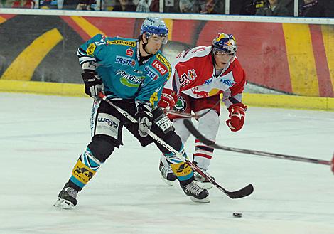 #27 Gerd Gruber, Liwest Black Wings Linz verfolgt von der #51 Matthias Trattnig, Red Bulls Salzburg.