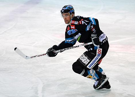 #71 Pat Leahy, Stuermer, EHC Liwest Black Wings Linz. Torschuetze zum 1 zu 0. 