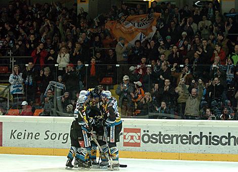 Die Linzer Black Wings jubeln ueber den Fuehrungstreffer gegen Jesenice. 