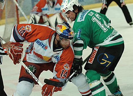 #12 Todd Elik, Olimpija Ljubljana und die #14 Josh Green, Red Bulls Salzburg, beim Bully.