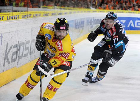 #11 Trevor Gallant, Stuermer, Vienna Capitals verfolgt von der 71 Patrick Leahy, Stuermer, EHC Liwest Black Wings Linz.