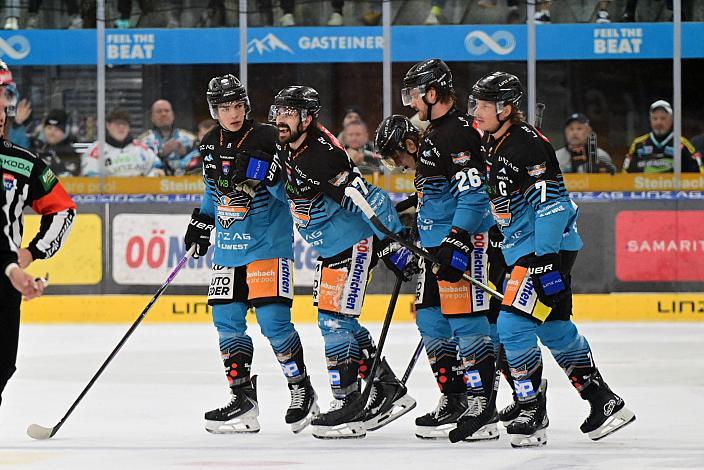 Shawn St.Amant (Steinbach Black Wings Linz) nach einem Pucktreffer am Bein, 27. Runde ICE, Steinbach Black Wings Linz vs Pioneers Vorarlberg, Linz AG Eisarena 