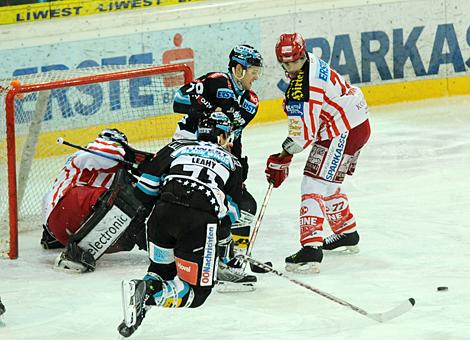 #71 Pat Leahy, Liwest Black Wings Linz, vor dem Tor des des KAC.