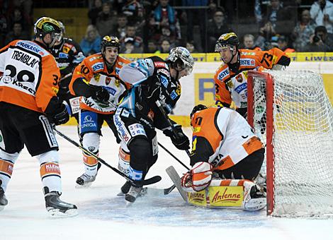 Reid Cashman Liwest Black Wings Linz vs. Fabian Weinhandl EC Moser Medical Graz 99ers