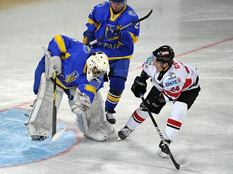 #24 Manuel Geier, AUT bezwingt Goalie Igor Karpenko, UKR. Team Austria. Oesterreich und Team Ukraine  
